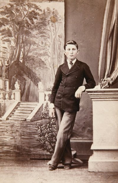 Studio-Porträt eines jungen Mannes vor gemaltem Hintergrund mit Treppe und Garten von William Bentley